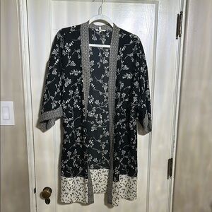 Maurices Black and White Floral Kimono Yukata